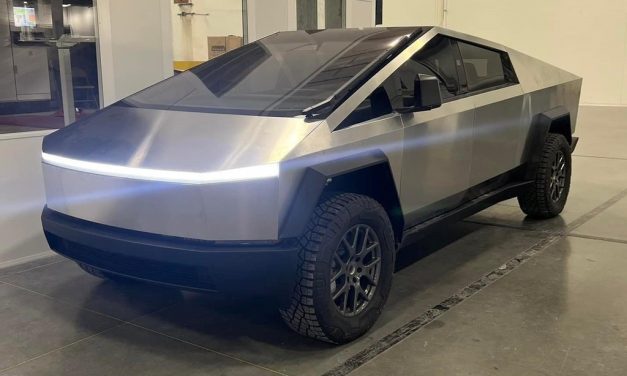 Tesla Cybertruck 量產版首次曝光 亮銀車身非常耀眼